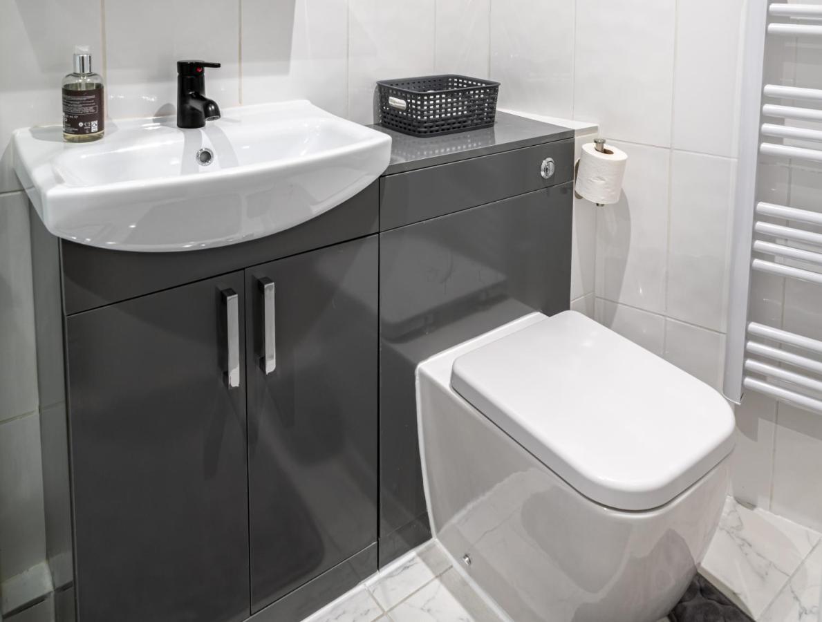 Luxury One Bedroom Guesthouse M6, Junction 10 Walsall Willenhall Extérieur photo